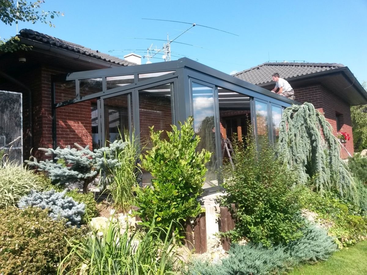 hliníková zimní zahrada obrostlá zelení