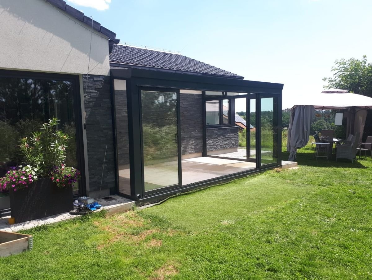 zimní zahrada s posuvnými dveřmi