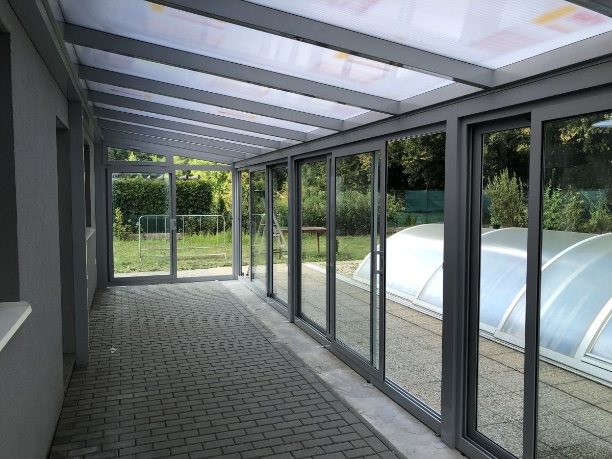 uvnitř zimní zahrady z hliníku