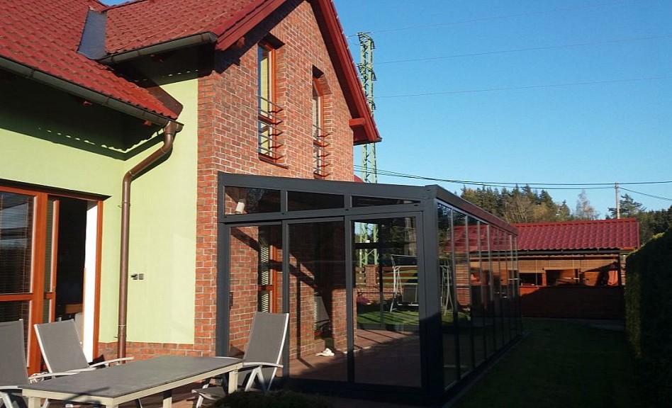 zimní zahrada z hliníku s posezením vedle