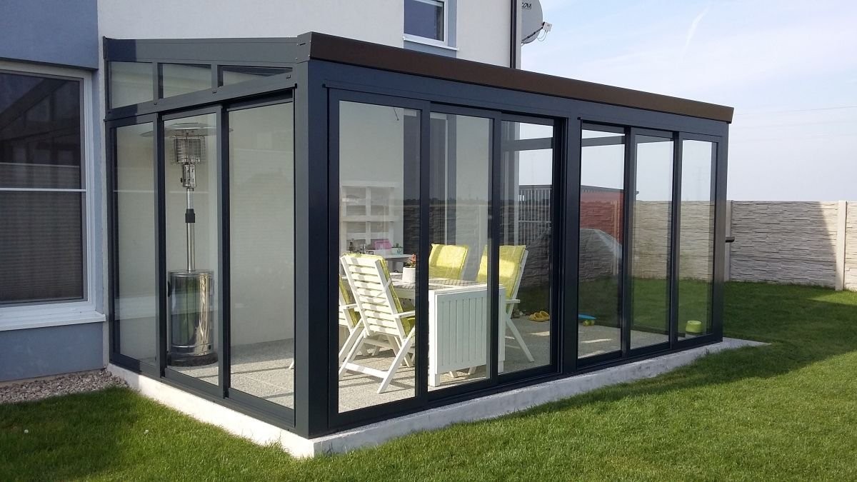 moderní zimní zahrada s posezením