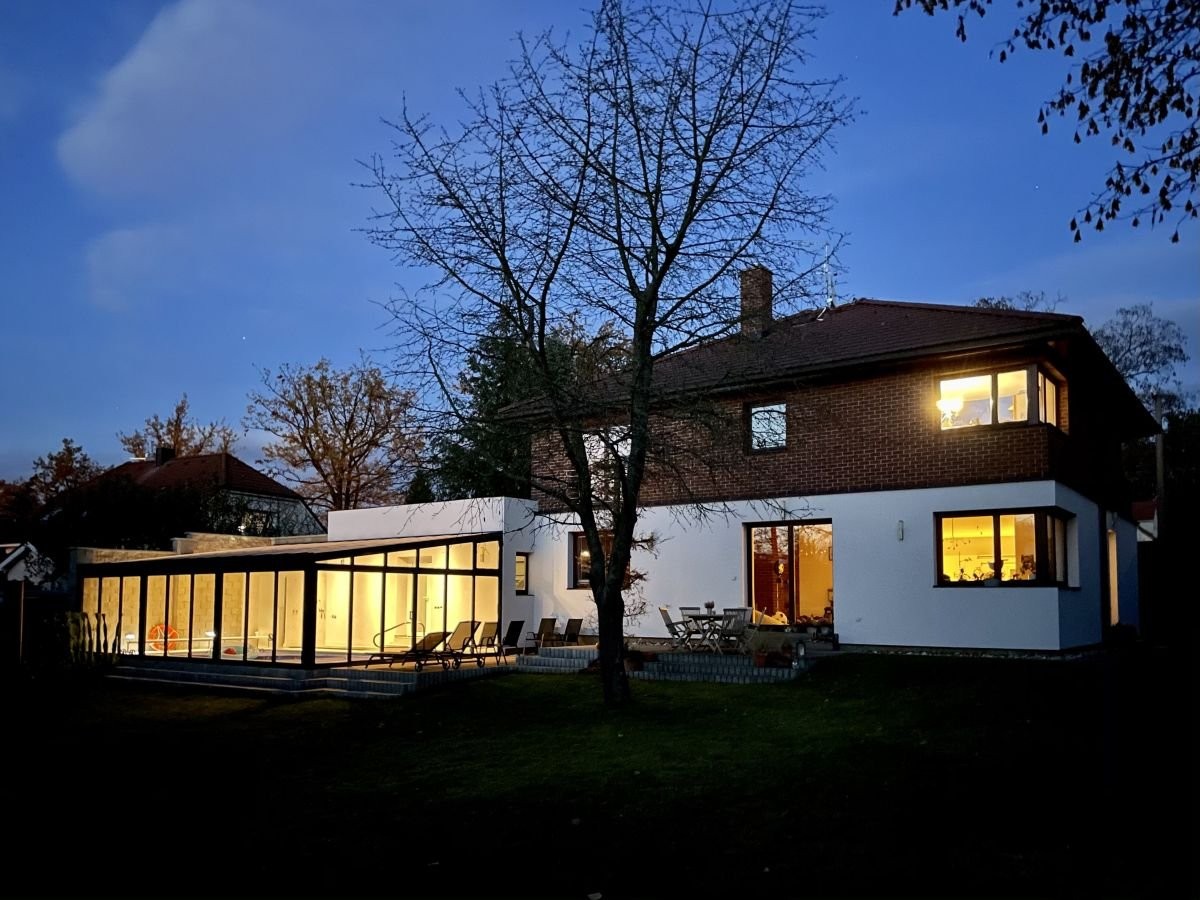 zimní zahrada v noci