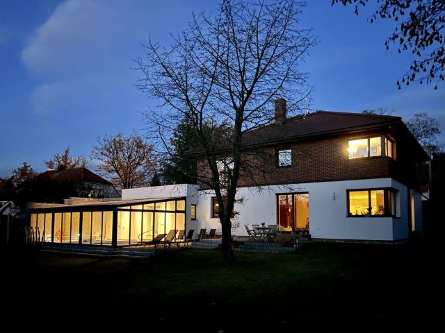 zimní zahrada v noci