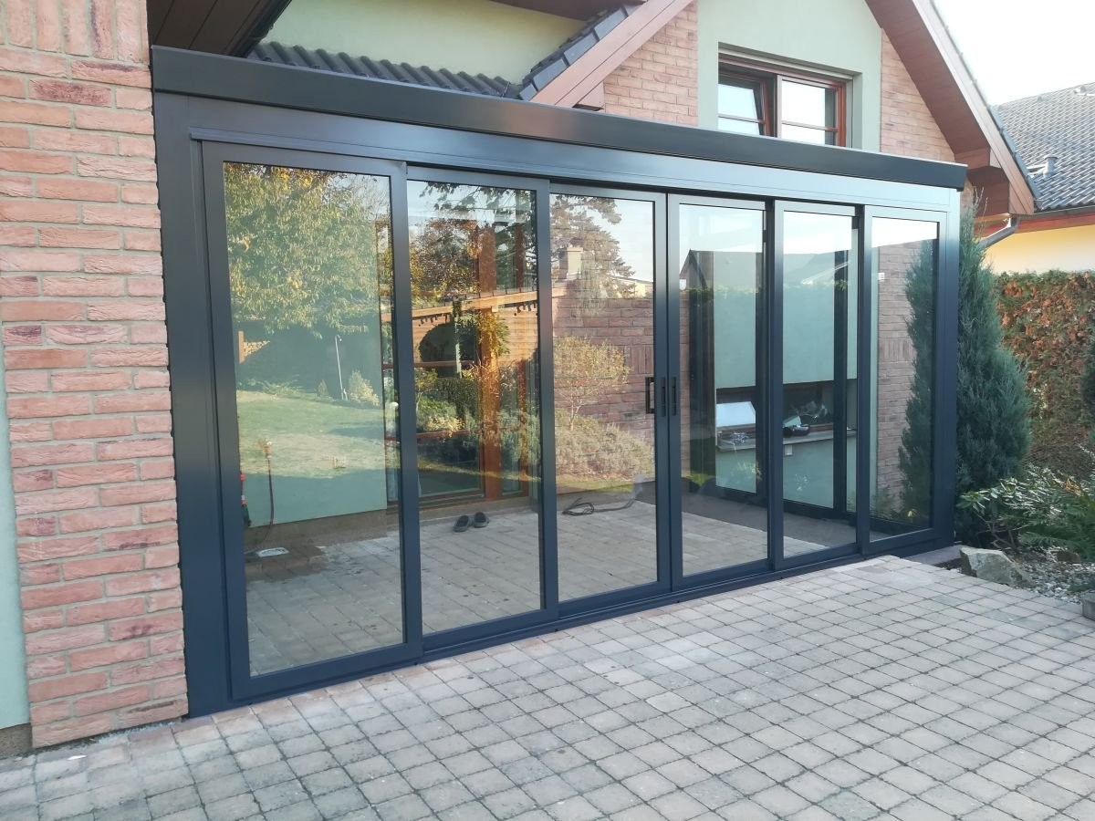 hliníková zimní zahrada u cihlového domu